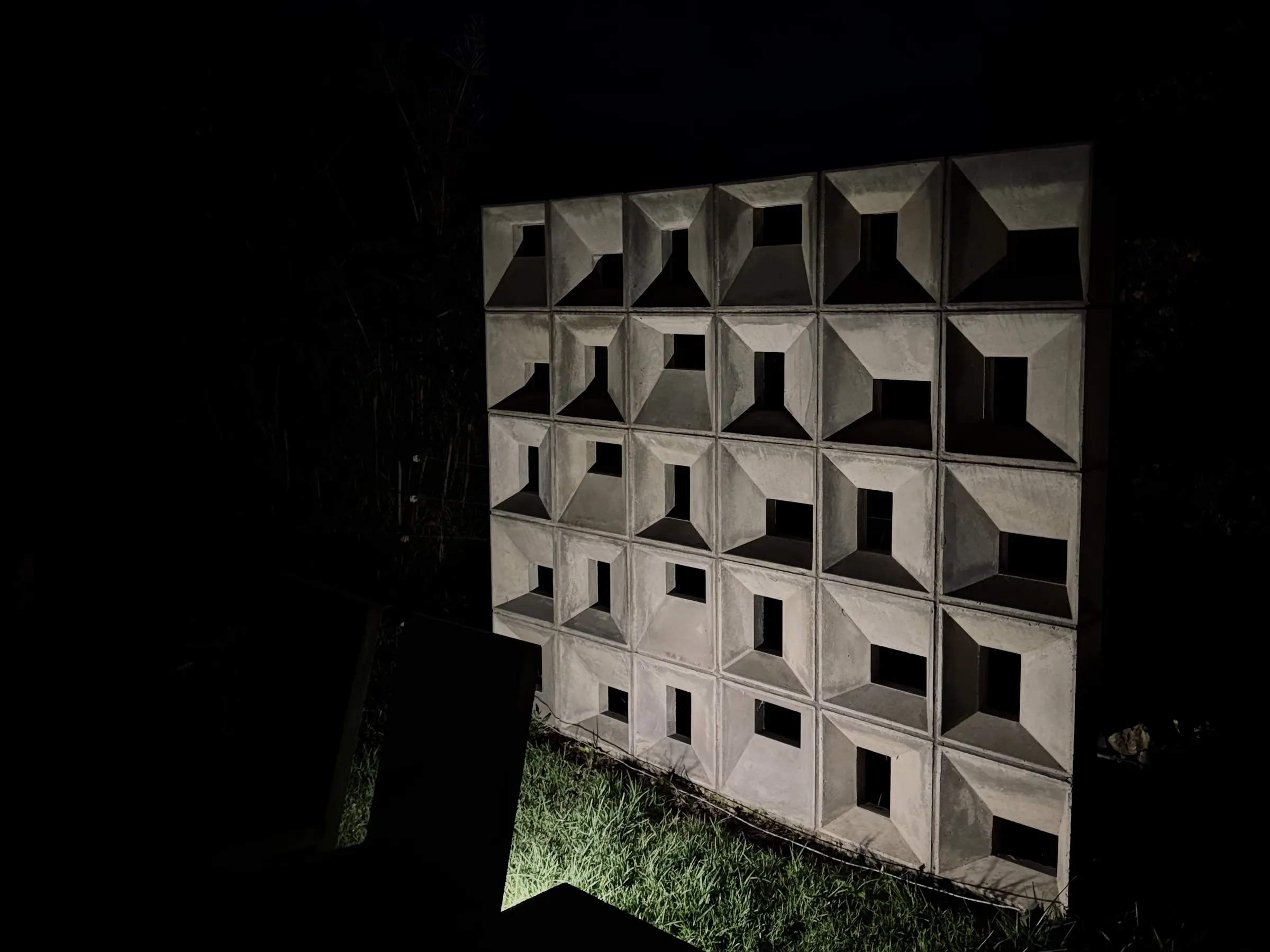 Celosía Keops iluminada en concreto — Silente Estudio